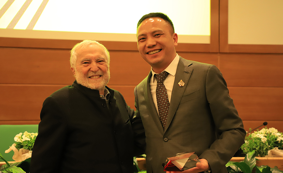 15571929784970306cyw.jpg 2.jpg